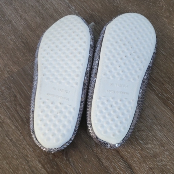 3/$20 Girls silver grey glitter sparkly sequin cozy Moccasin Slippers Size 12-13 - Picture 6 of 7